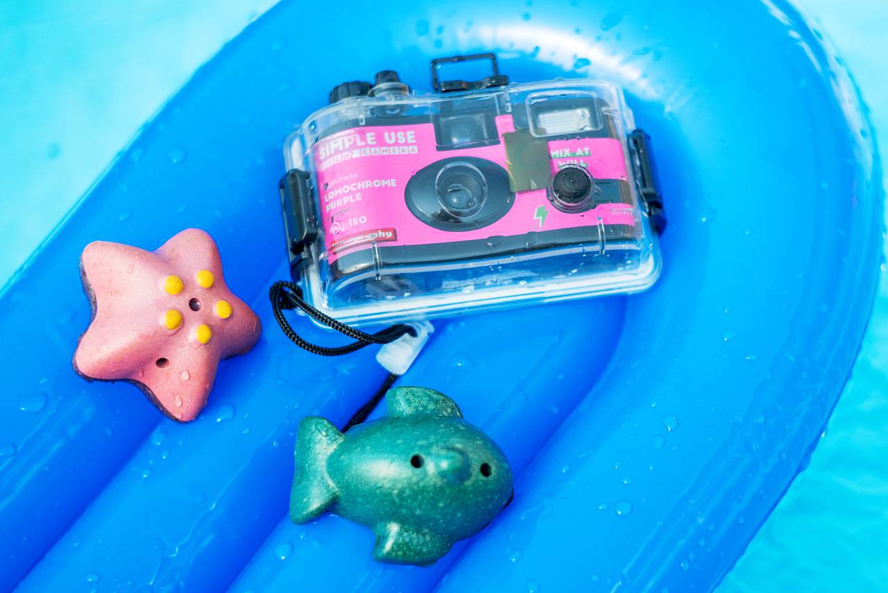 深呼吸往水中探险 － 你还可选购潜水壳版本的 Simple Use 易拍胶片相机，潜入深至 10 米的水底纪录神奇的海洋世界。