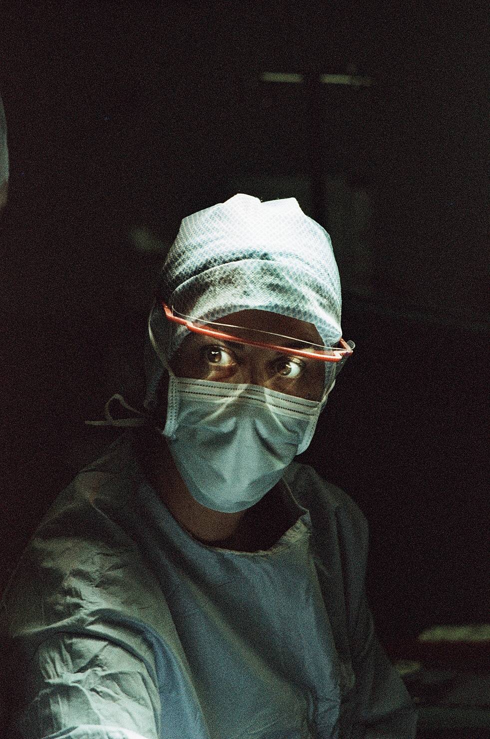 "Du cœur à l'ouvrage" – Photographs by Morgan Roué at Bichat Hospital in Paris 