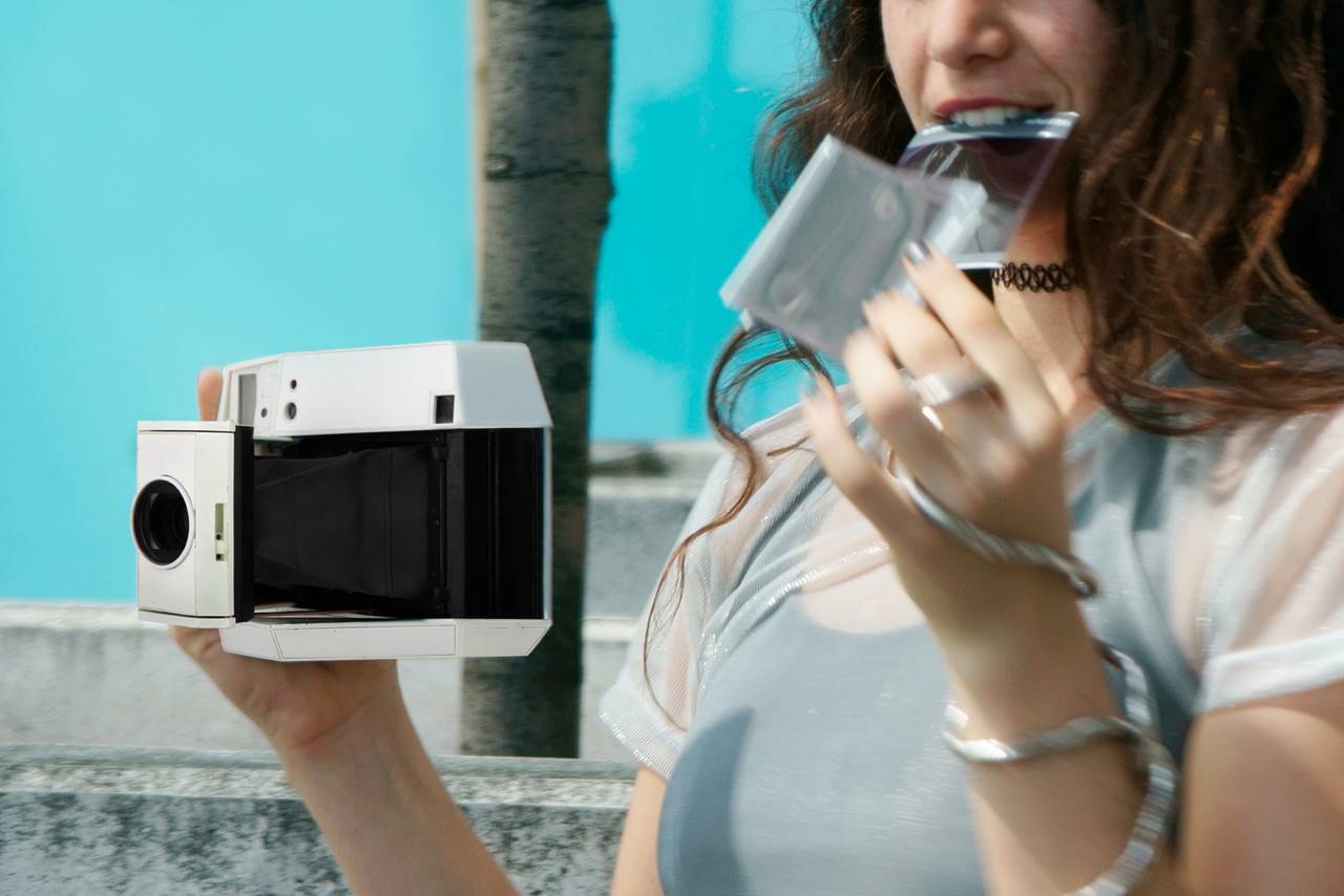 Step into square-format photography with Instax Square film and the quirky Lomo’Instant Square Glass camera – the world’s first dual-format instant camera to work with a glass lens, packed with creative features.