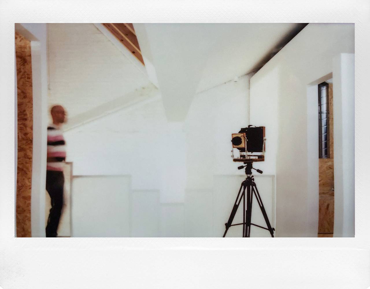 与大画幅摄影专业人士共同研发 － LomoGraflok 适用于配备 Graflok 的 4×5 相机的拍立得机背，它使用 Fujifilm Instax Wide 相纸 – 最普遍及最具成本效益的拍立得相纸。