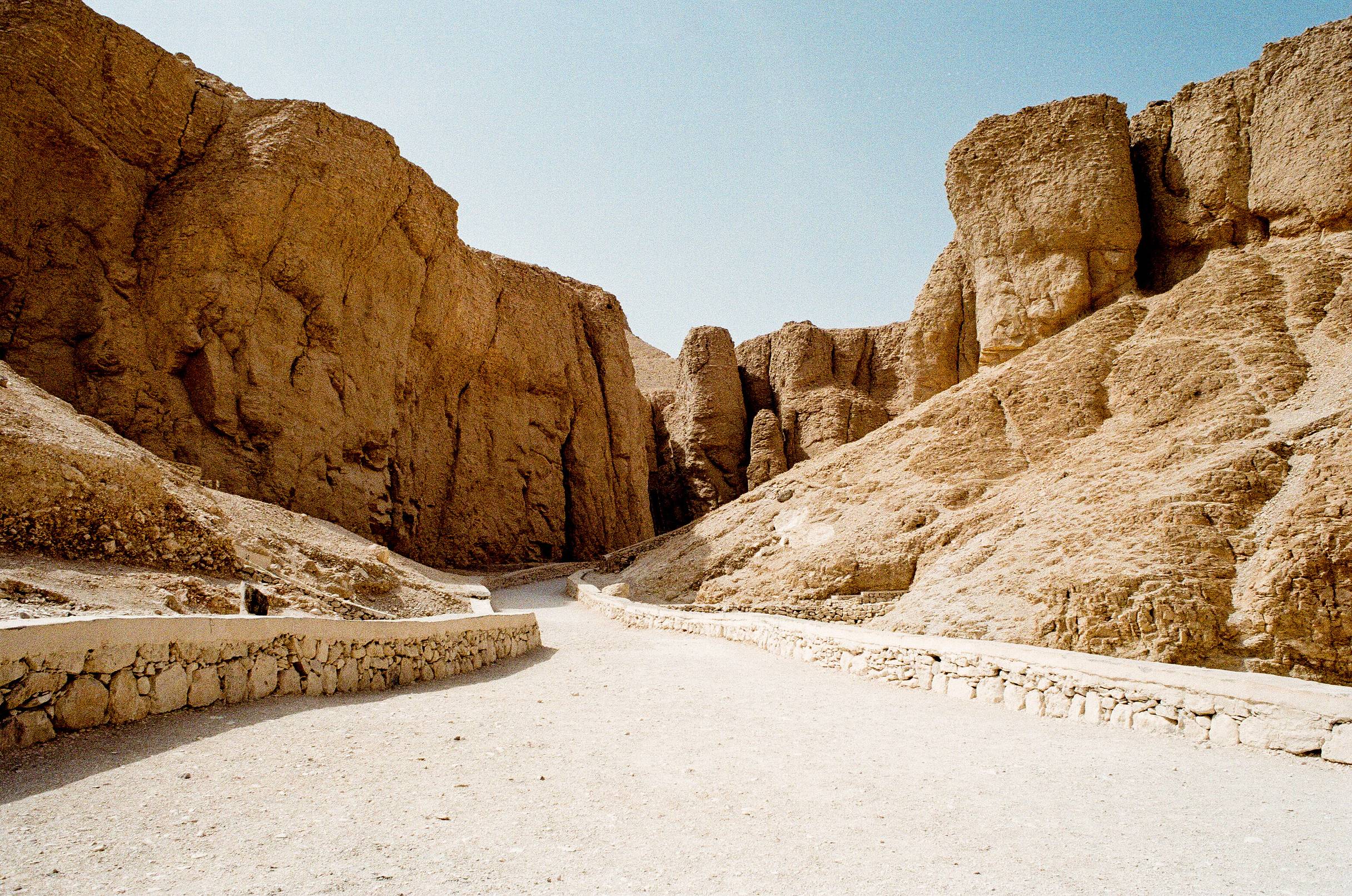 Дороги древнего египта. Руины Египта. Скалы Каир. Стена в пустыне. Древние дороги Египта.